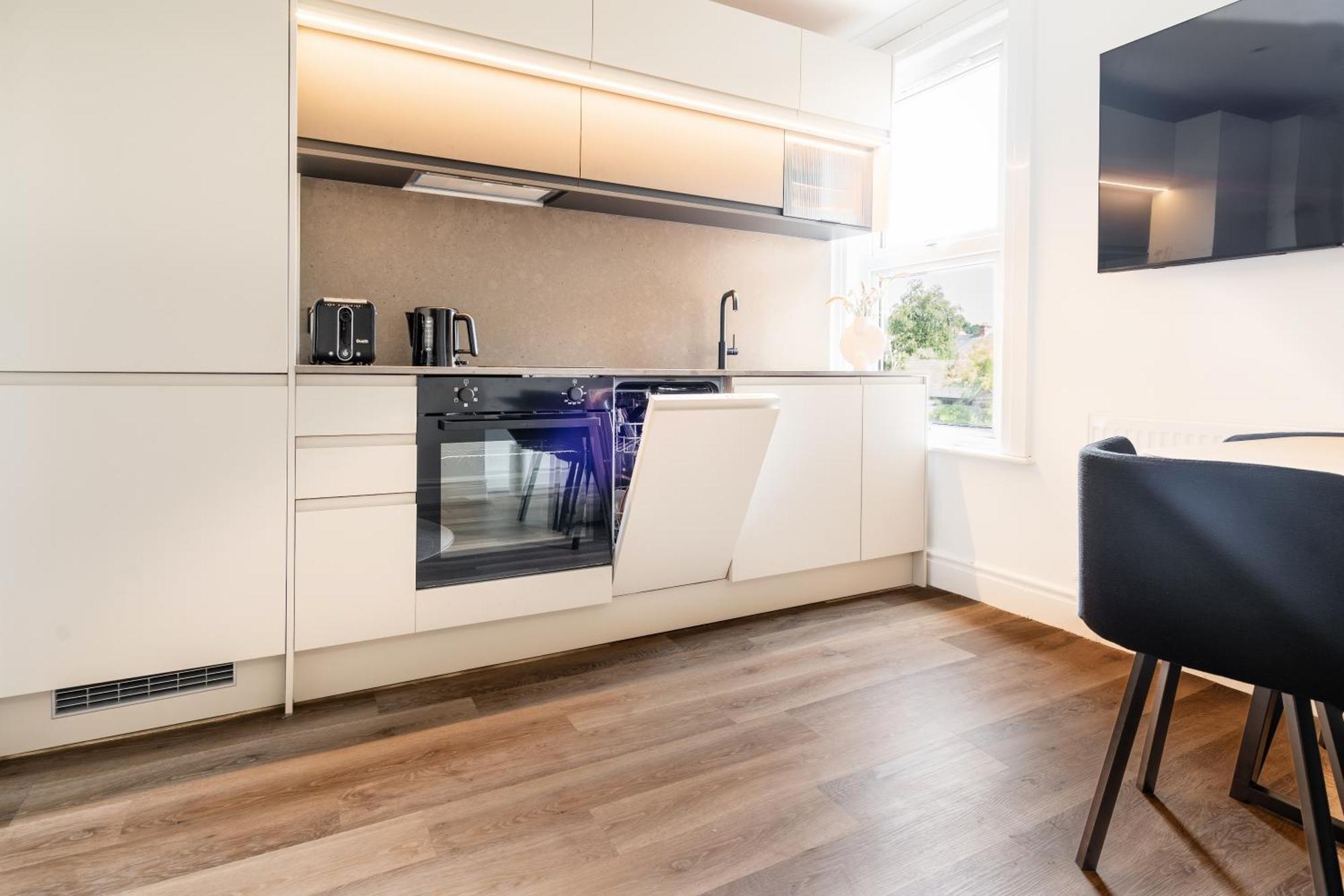 Newly Designed, 2Br Apt, 5Min From Northwood London Tube Station, Nato Hq, Ideal For Wembley, Warner Studio, Contractors Eksteriør bilde