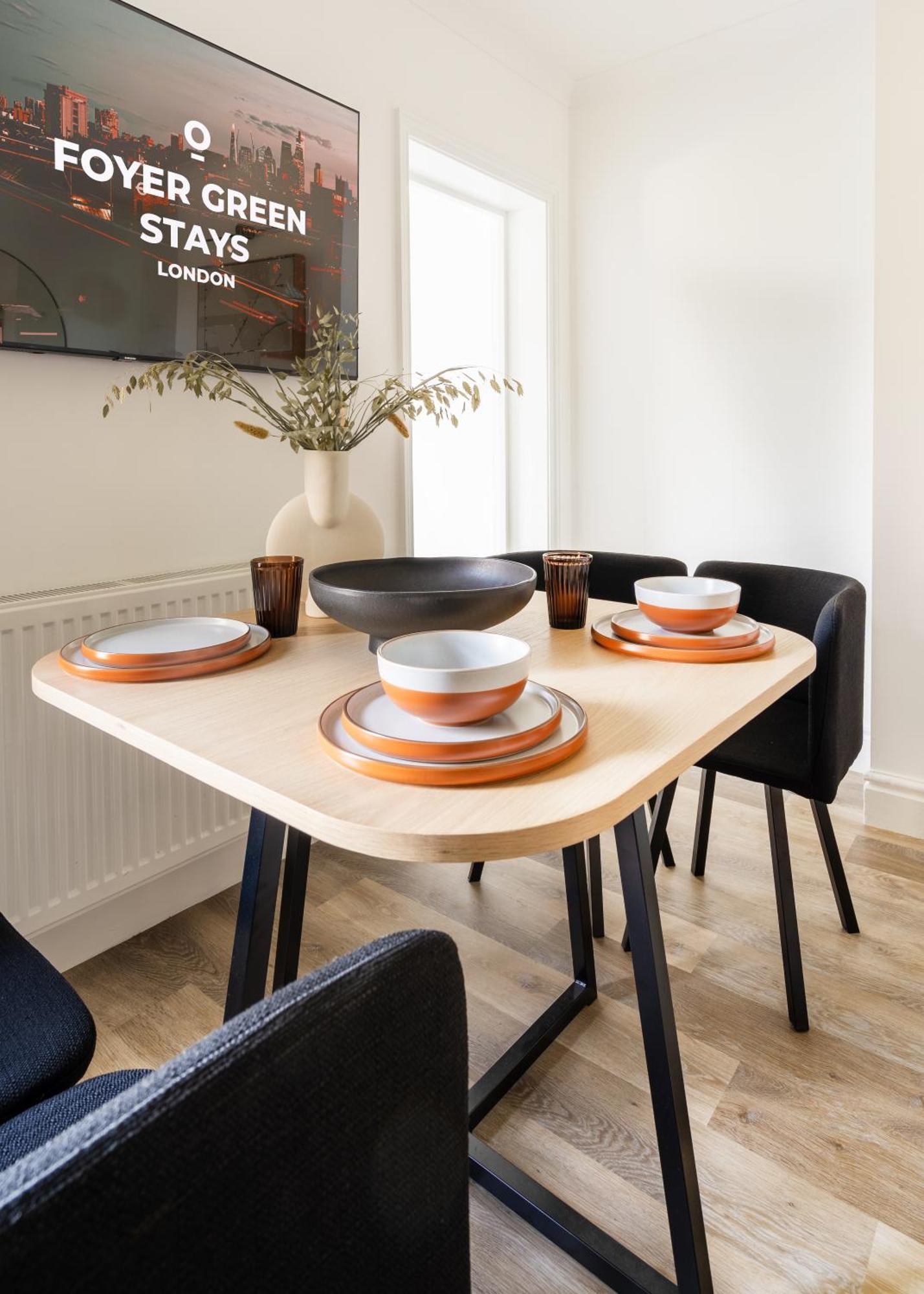 Newly Designed, 2Br Apt, 5Min From Northwood London Tube Station, Nato Hq, Ideal For Wembley, Warner Studio, Contractors Eksteriør bilde