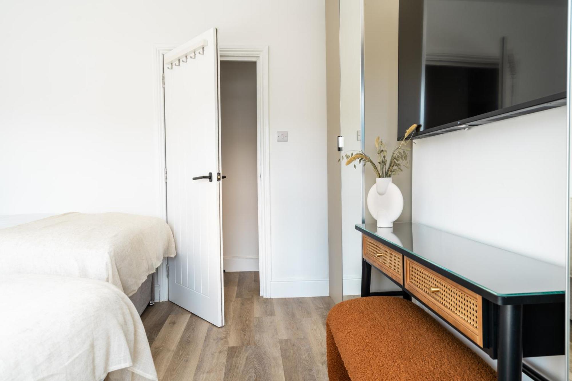 Newly Designed, 2Br Apt, 5Min From Northwood London Tube Station, Nato Hq, Ideal For Wembley, Warner Studio, Contractors Eksteriør bilde