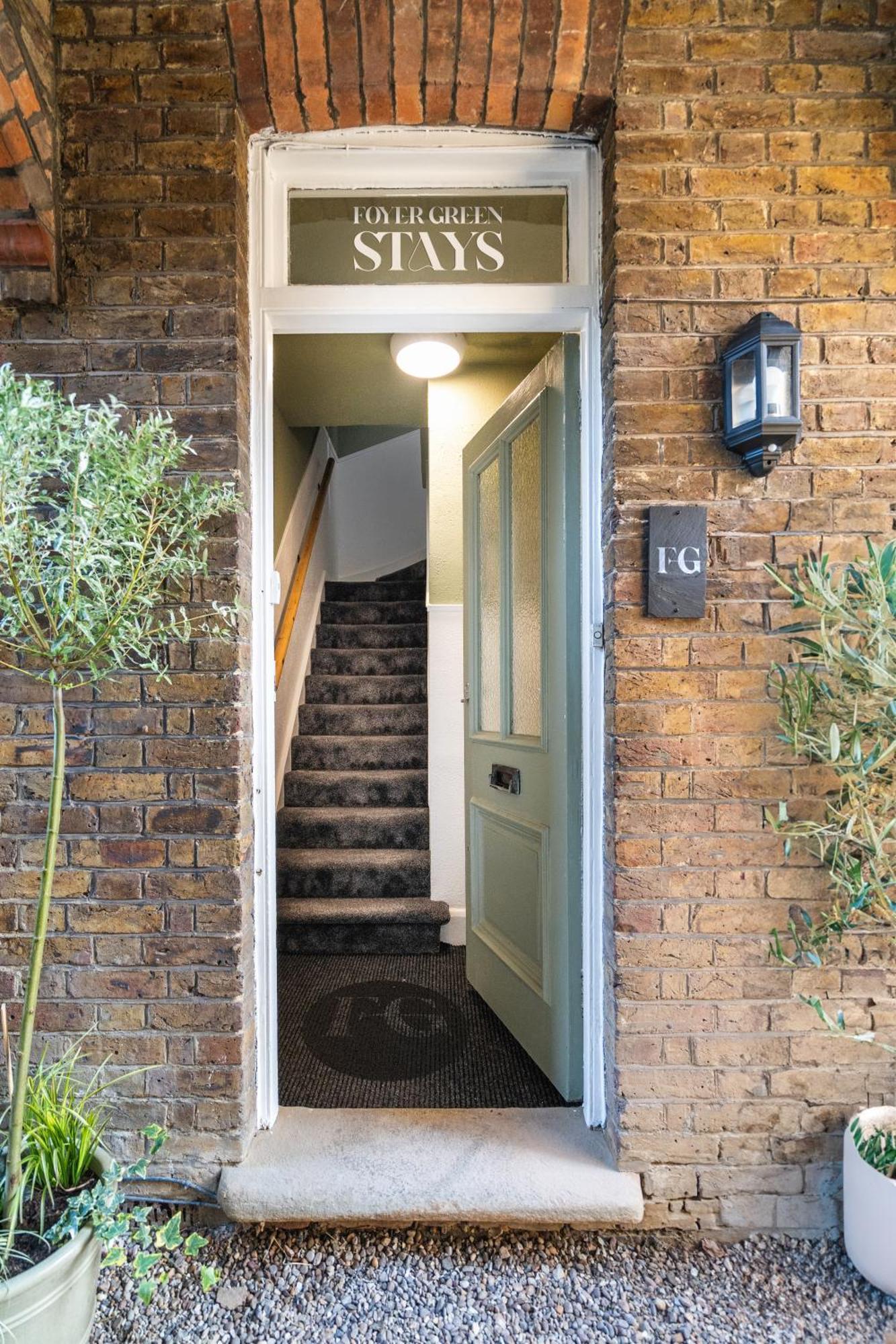 Newly Designed, 2Br Apt, 5Min From Northwood London Tube Station, Nato Hq, Ideal For Wembley, Warner Studio, Contractors Eksteriør bilde